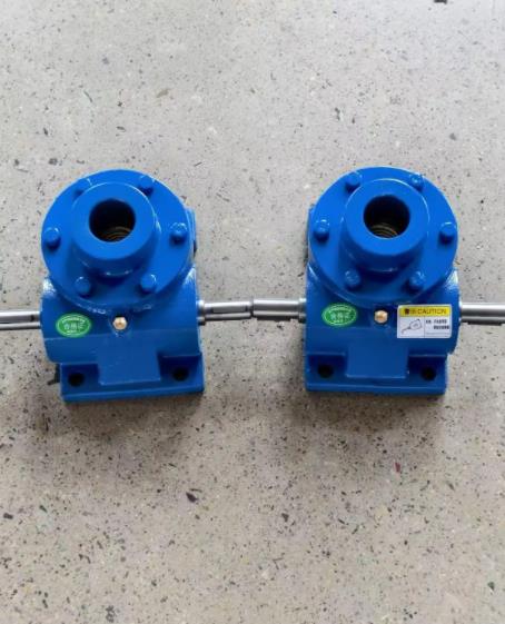 The screw jack is a mechanical device that drives the screw to perform linear motion through worm gear transmission
