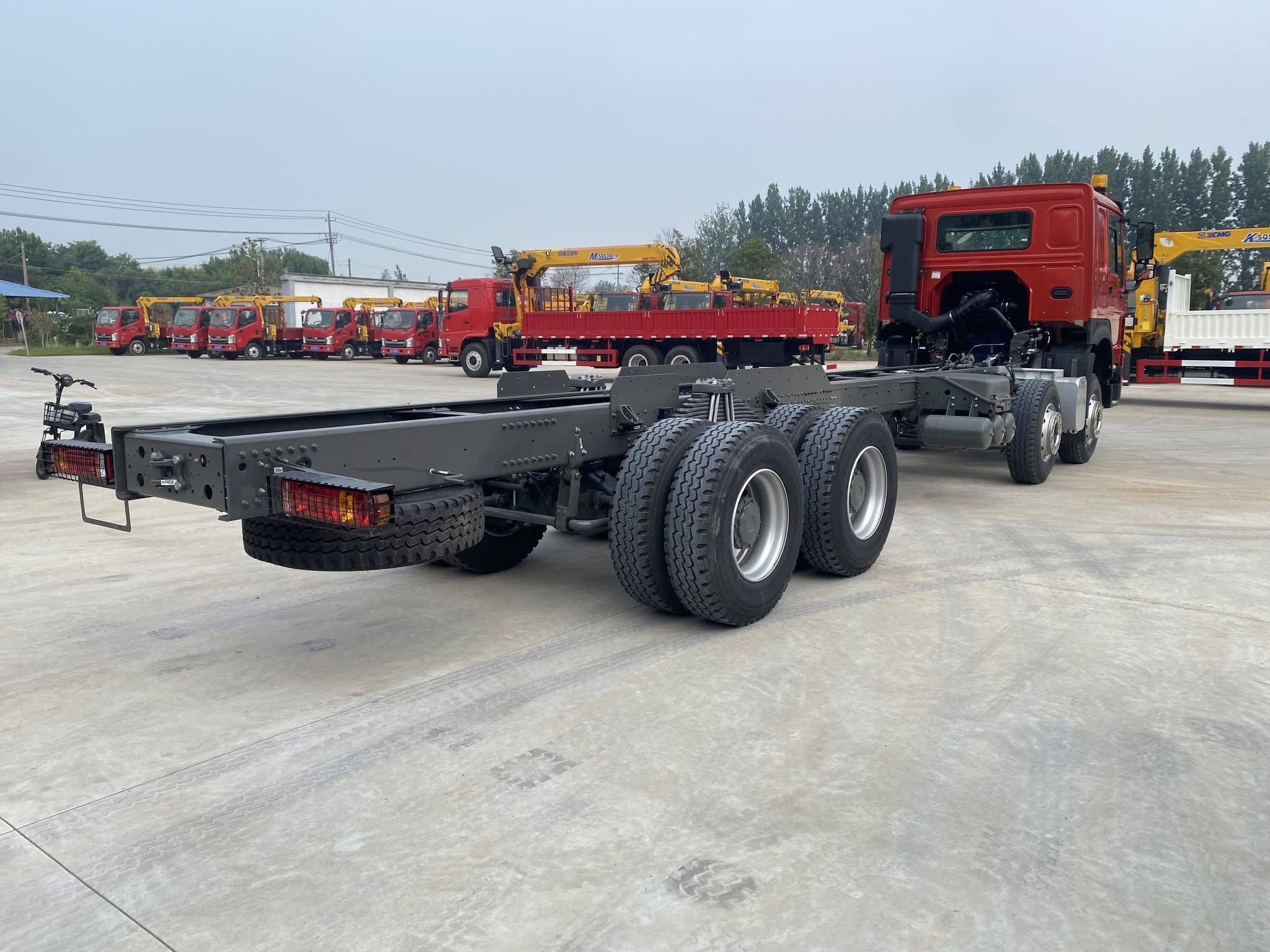 SINOTRUK HOWO 8×4 Special Engineering Chassis 420HP