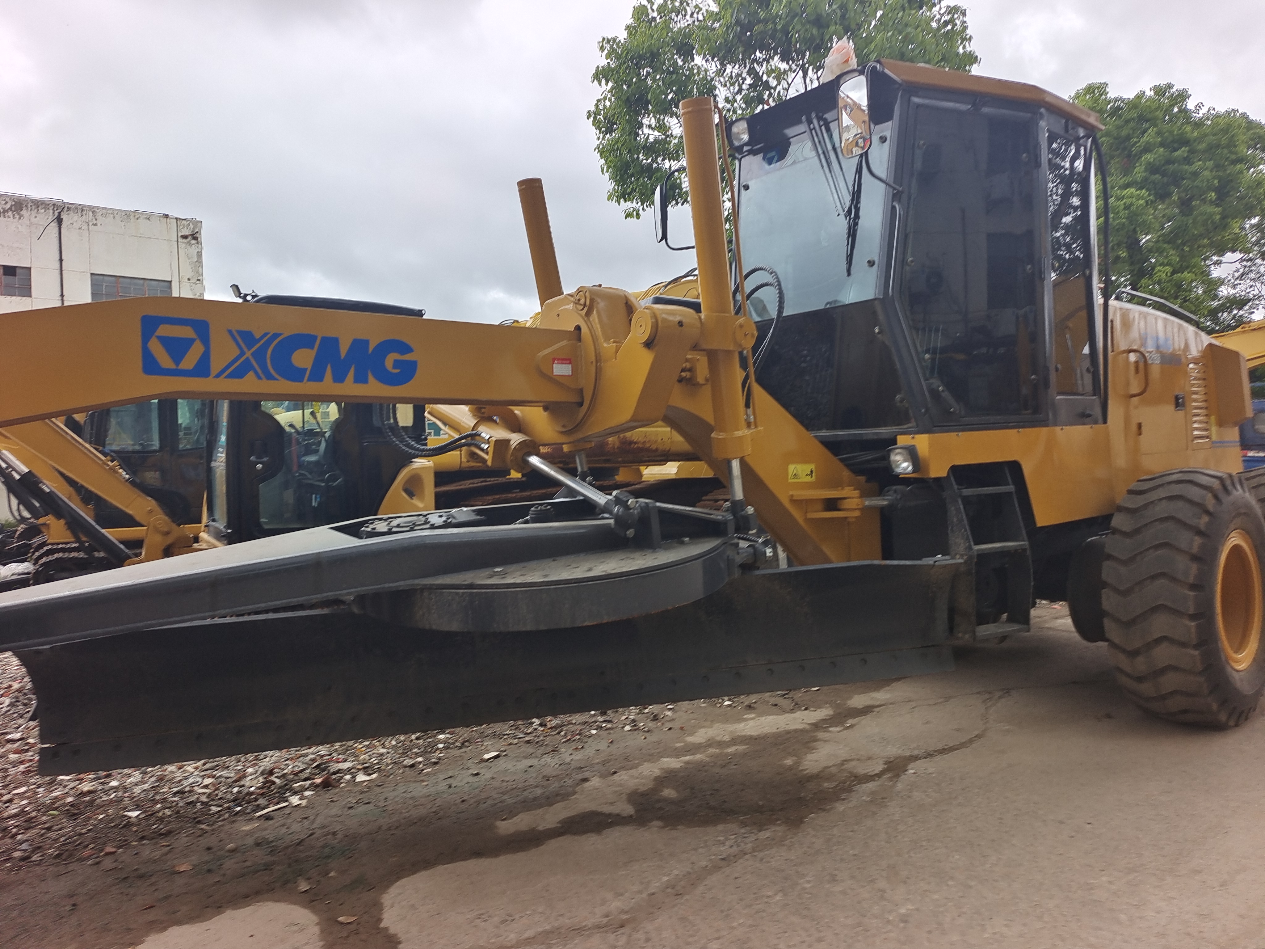 XCMG Brand Used 220HP Gr2153 Motor Graders Equipment China Tractor Road Wheel Motor Grader Price for Sale
