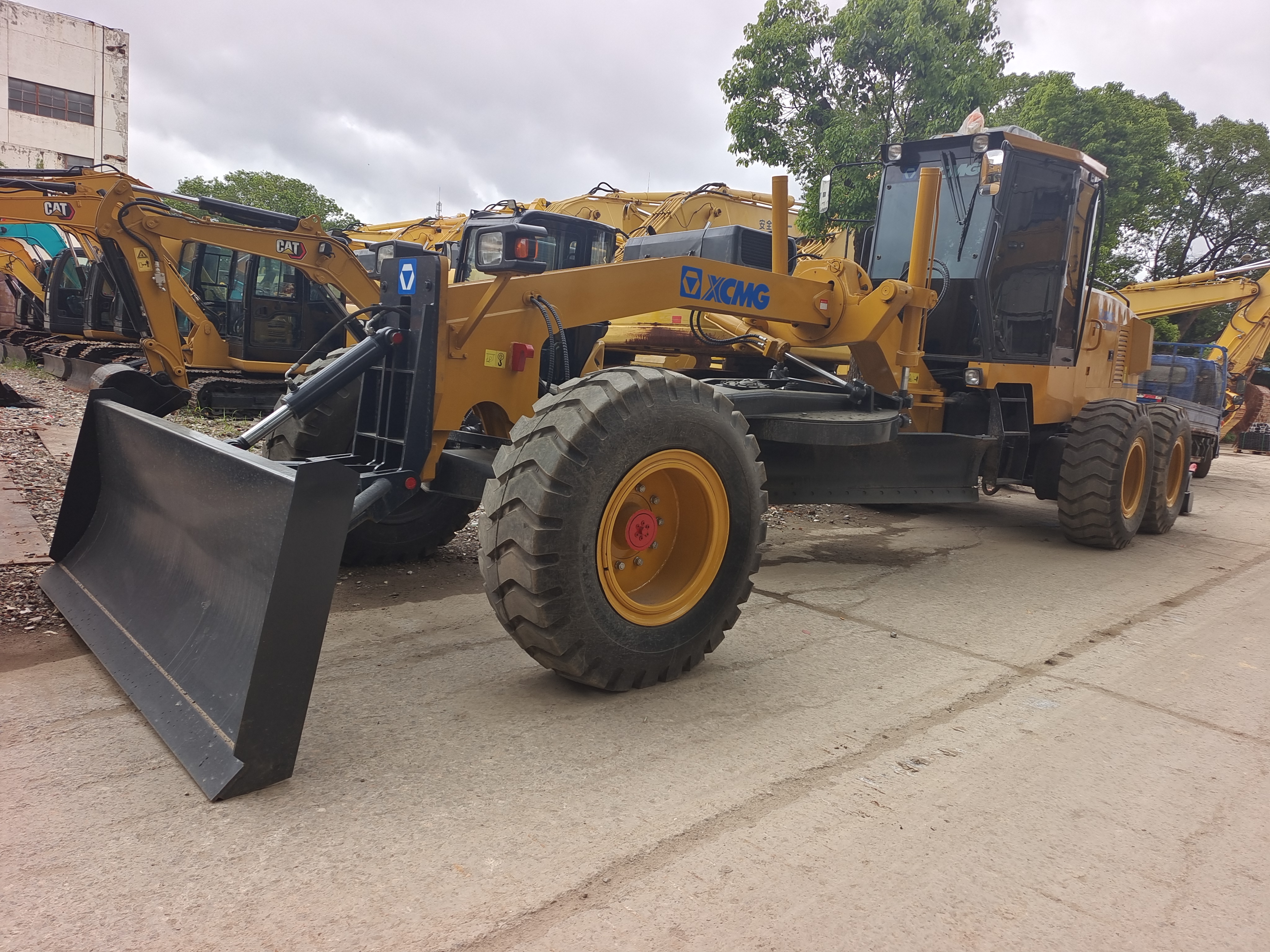 XCMG Brand Used 220HP Gr2153 Motor Graders Equipment China Tractor Road Wheel Motor Grader Price for Sale