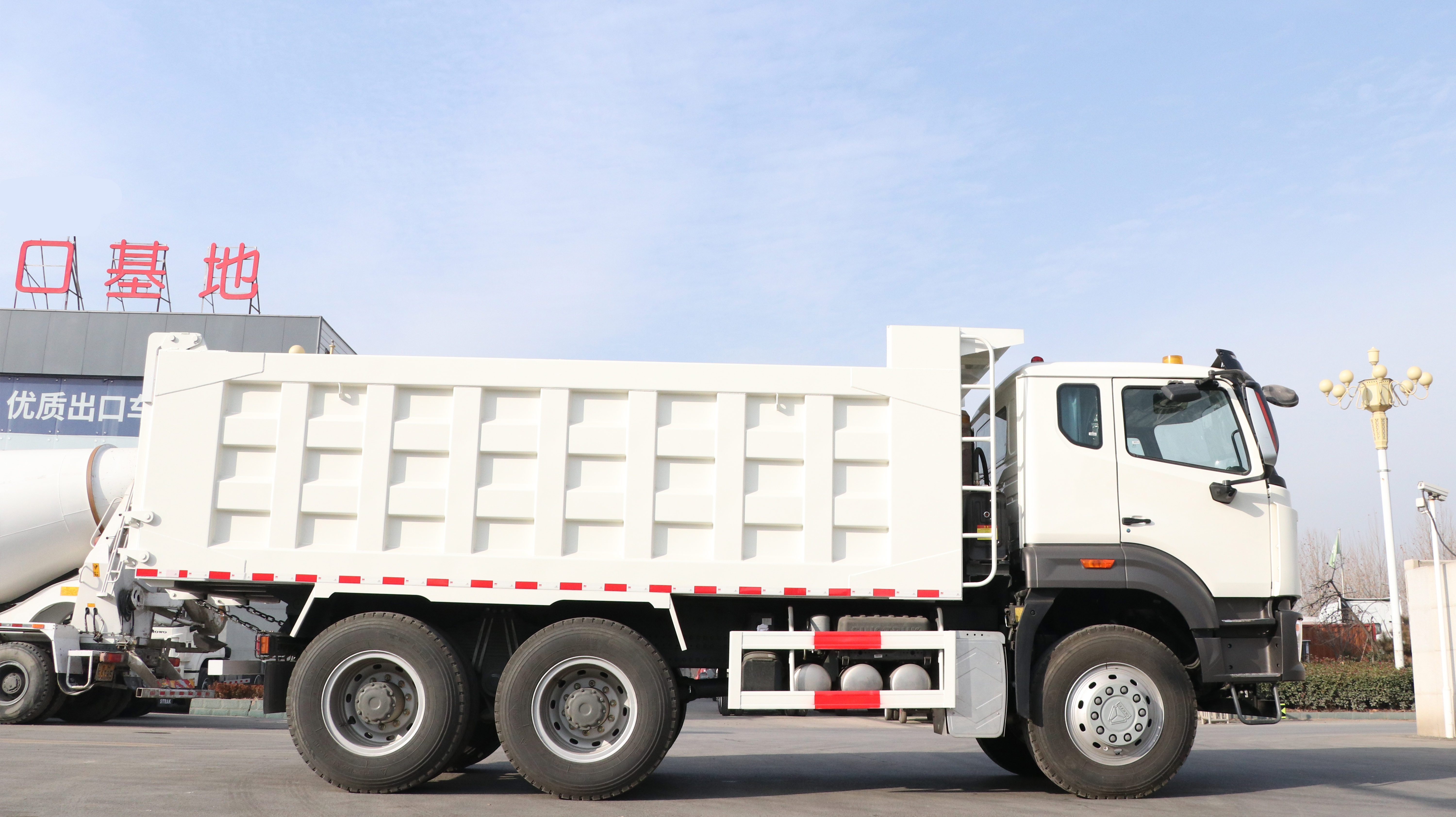 SINOTRUK HOWO NX 6×4 371HP Heavy Duty Dump Tipper Truck