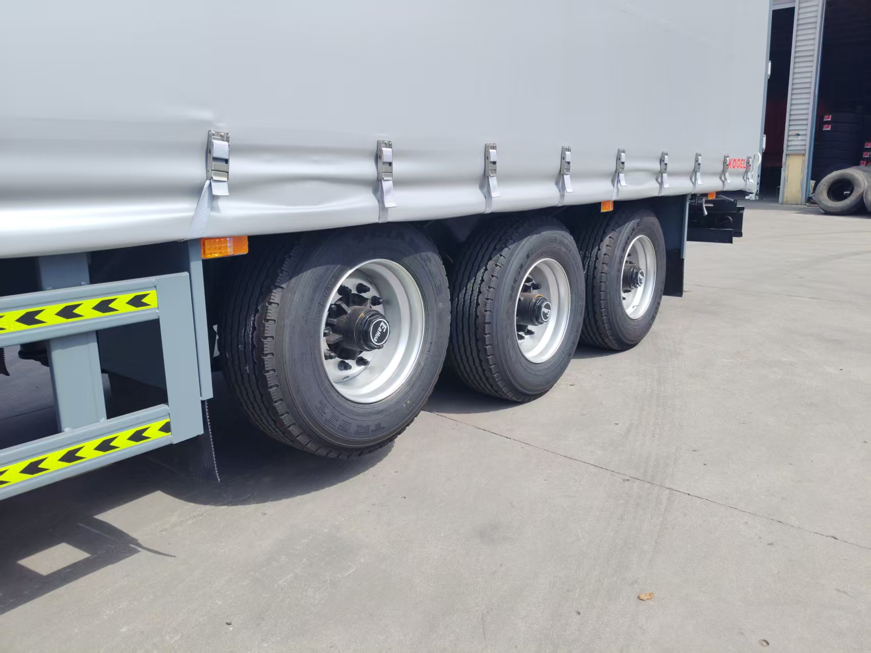 Tri-Axle Curtain Side Semi Trailer For Logistics Export