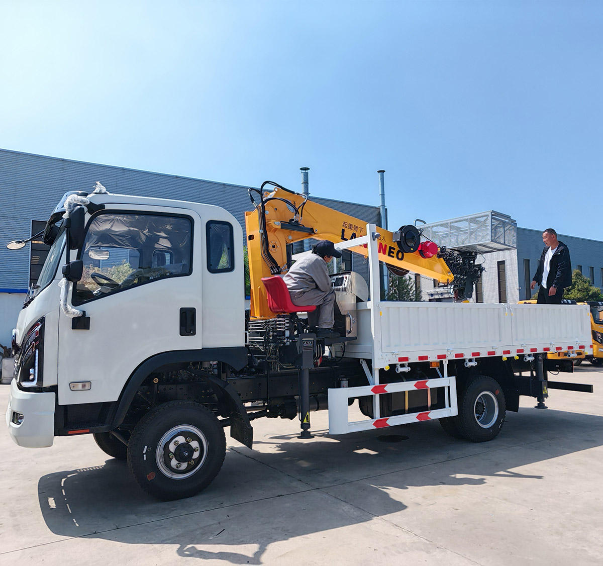LANDNEO-360-degree-rotating-boom-lift-utility-services