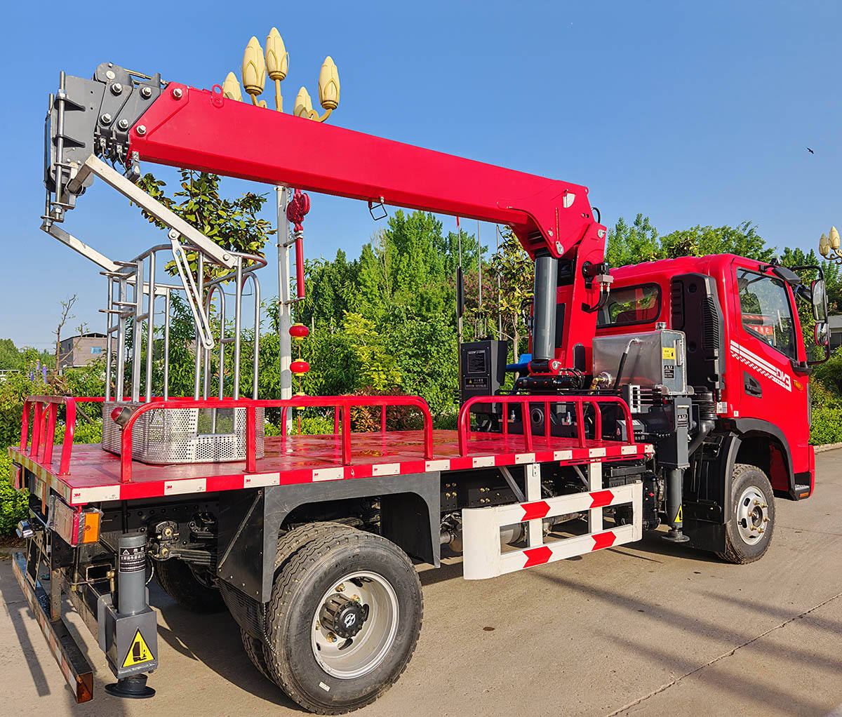 LANDNEO-truck-mounted-lift-working-on-street-lights