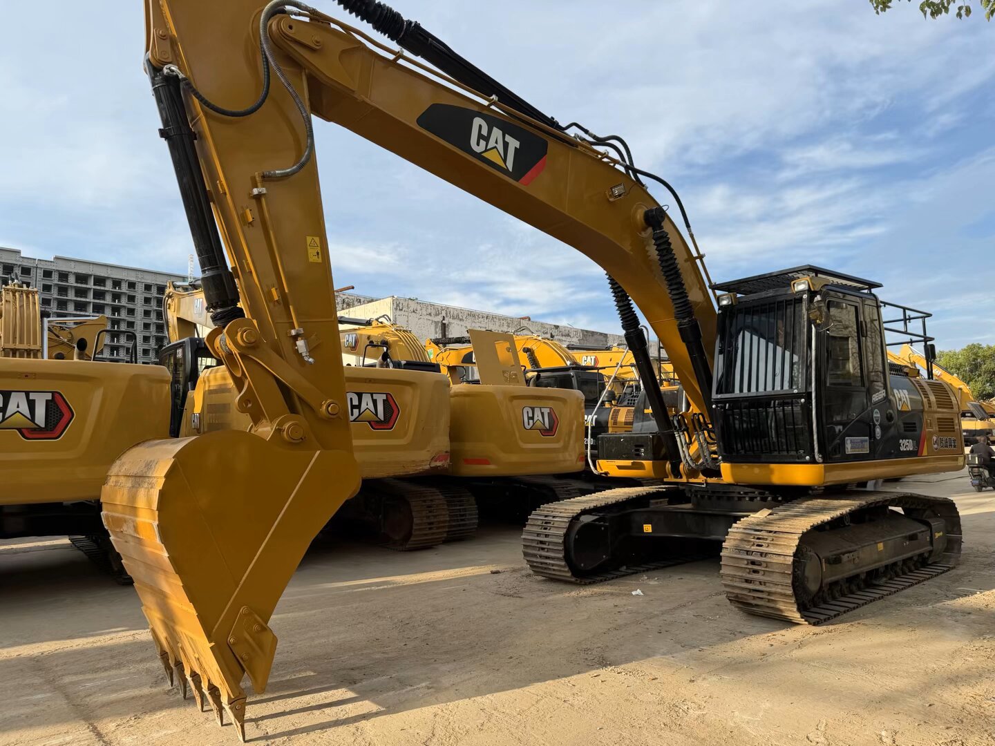 CAT 325D2L With 3 cameras, top‑mounted large guardrail, highest configuration.