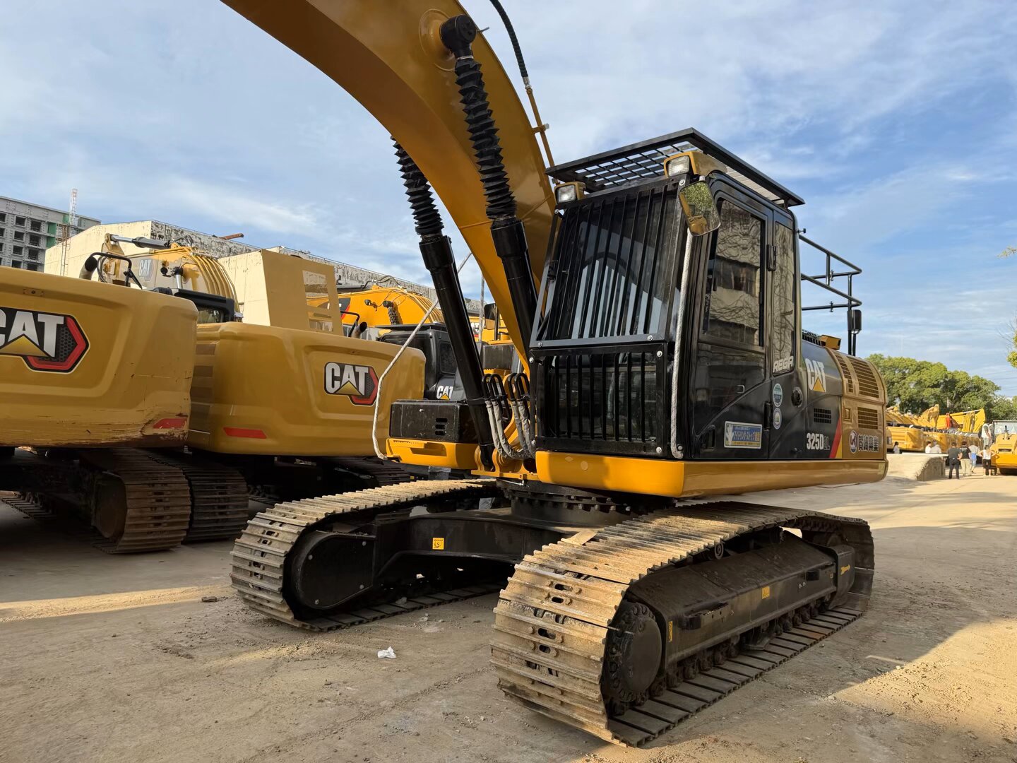 CAT 325D2L With 3 cameras, top‑mounted large guardrail, highest configuration.