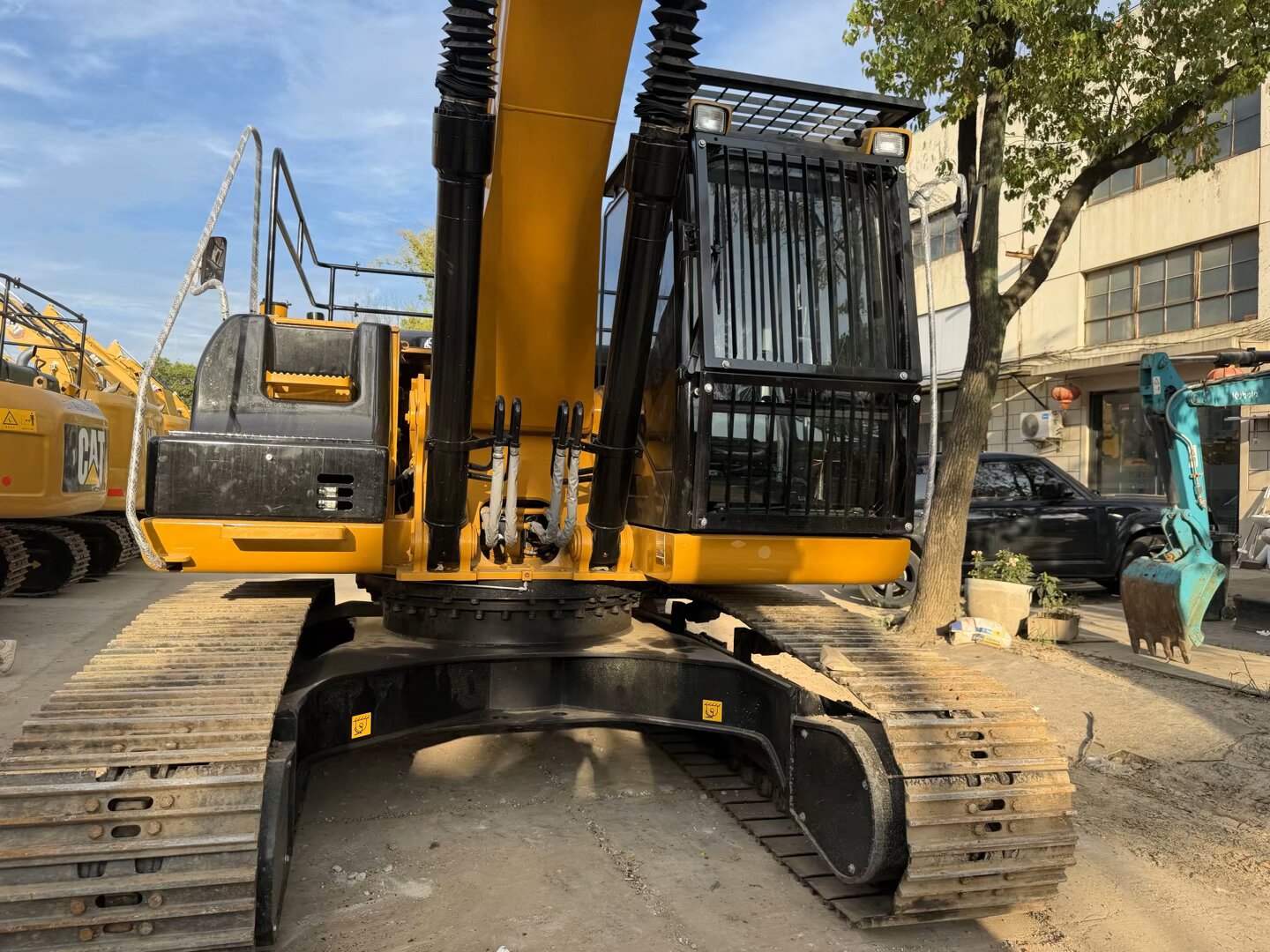 CAT 325D2L With 3 cameras, top‑mounted large guardrail, highest configuration.