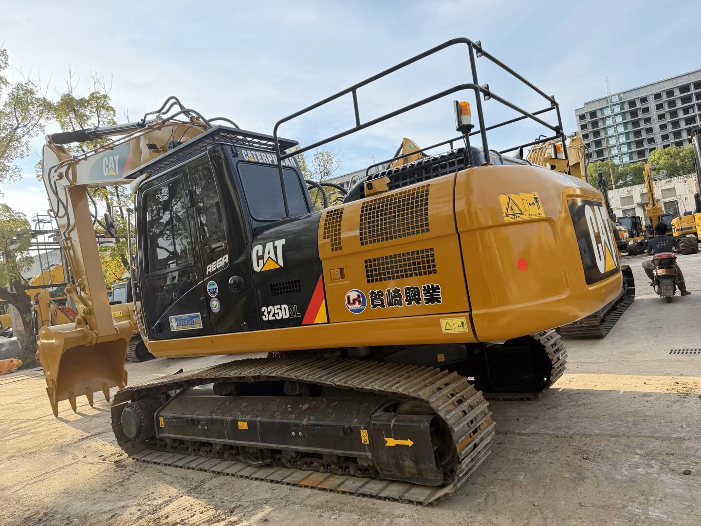 CAT 325D2L With 3 cameras, top‑mounted large guardrail, highest configuration.