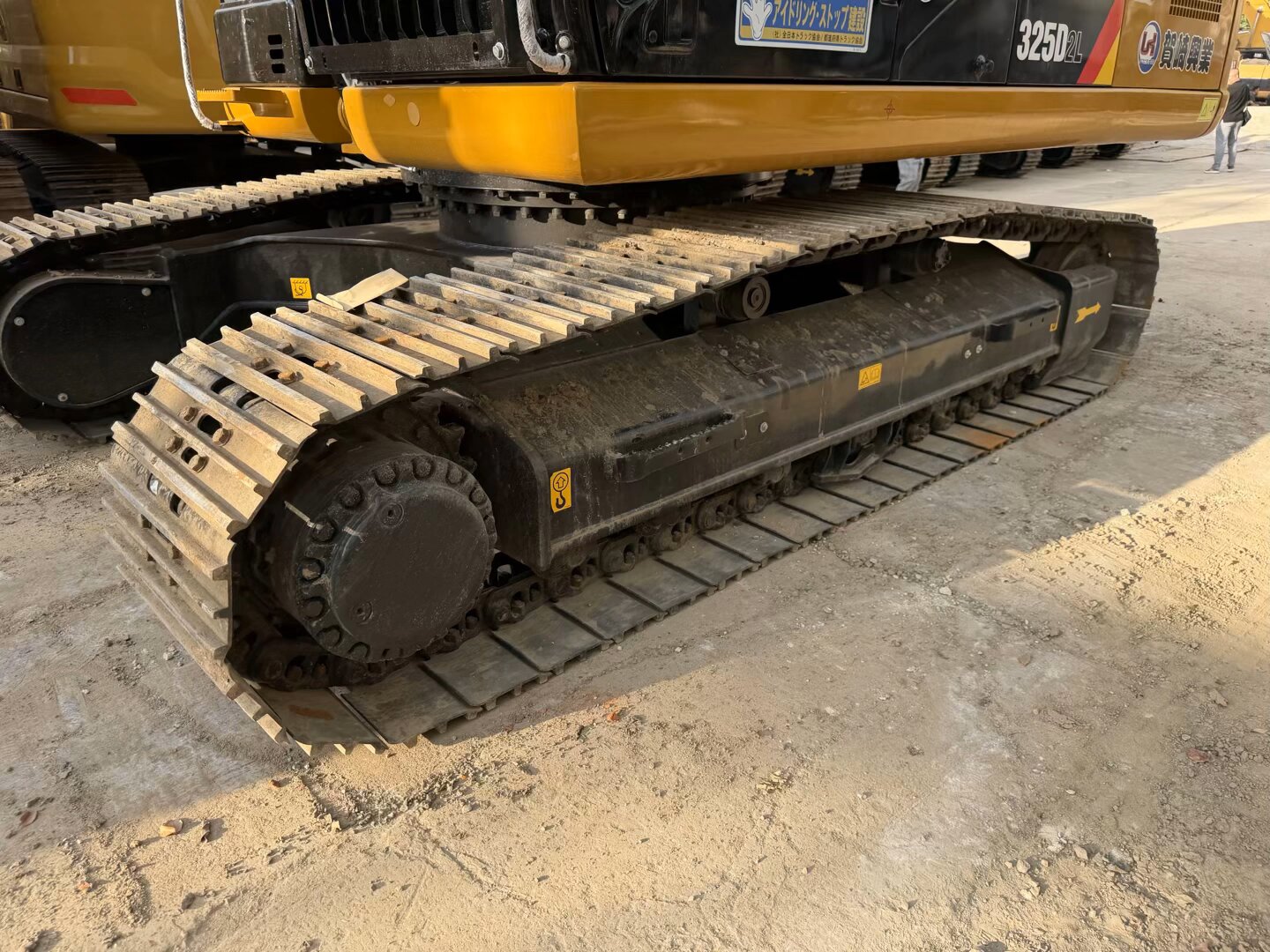 CAT 325D2L With 3 cameras, top‑mounted large guardrail, highest configuration.