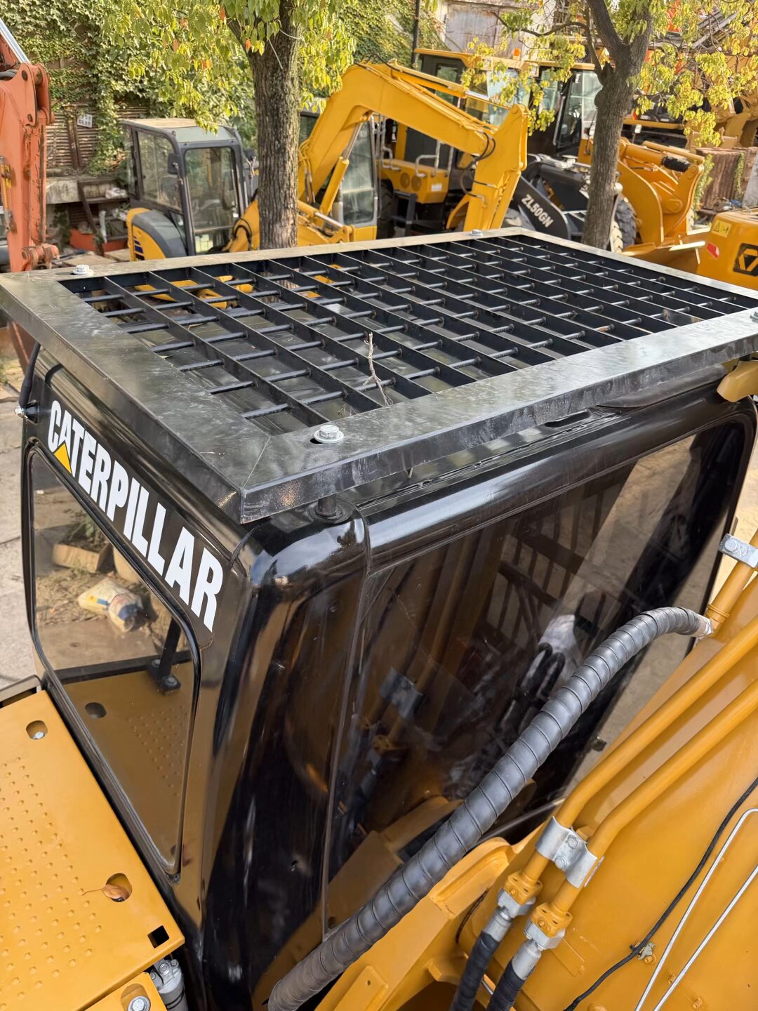 CAT 325D2L With 3 cameras, top‑mounted large guardrail, highest configuration.