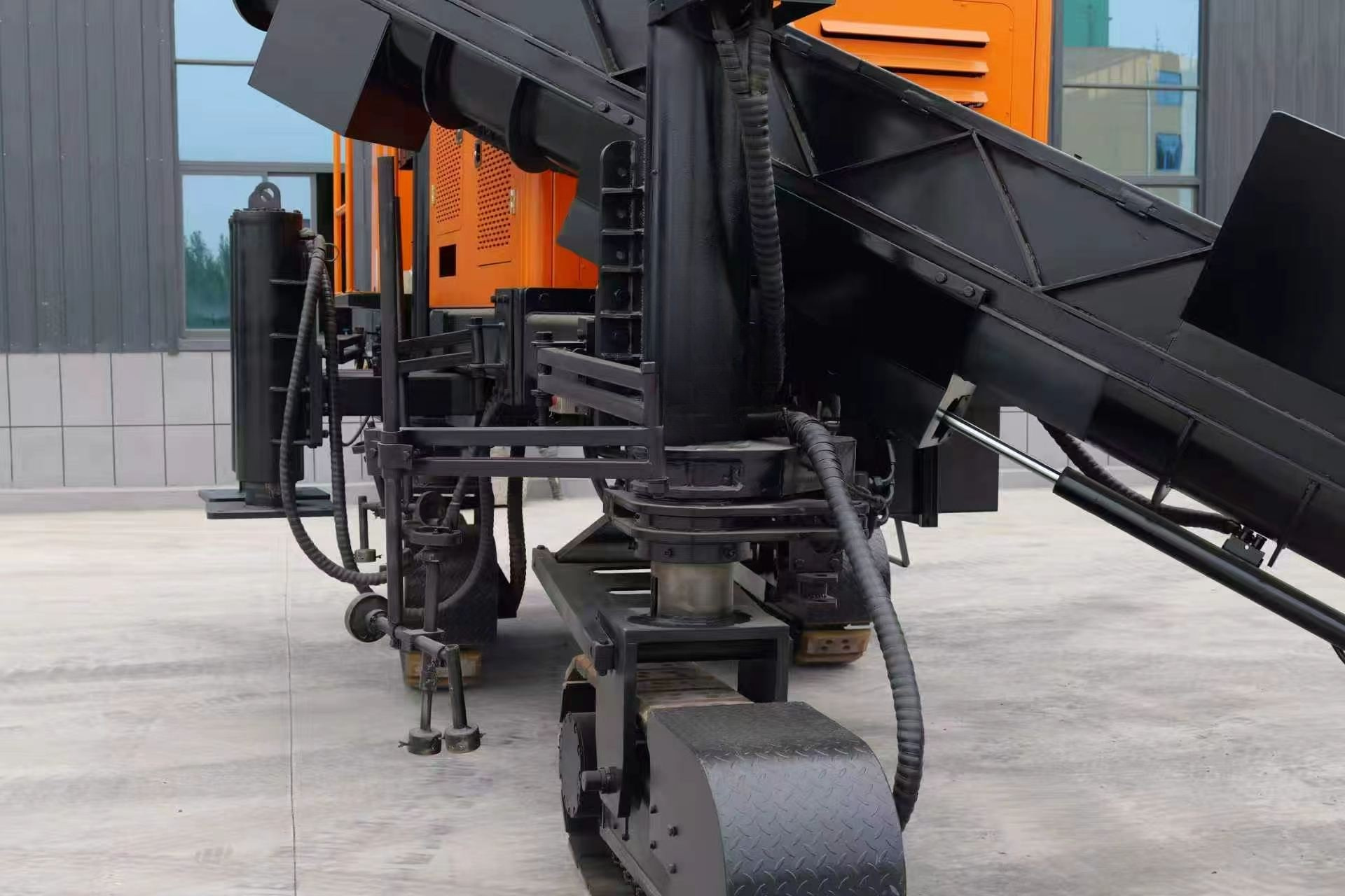 Three-legged slipform paver