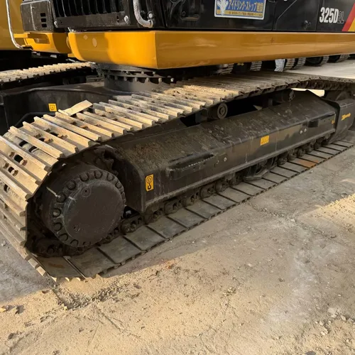 CAT 325D2L With 3 cameras, top‑mounted large guardrail, highest configuration.