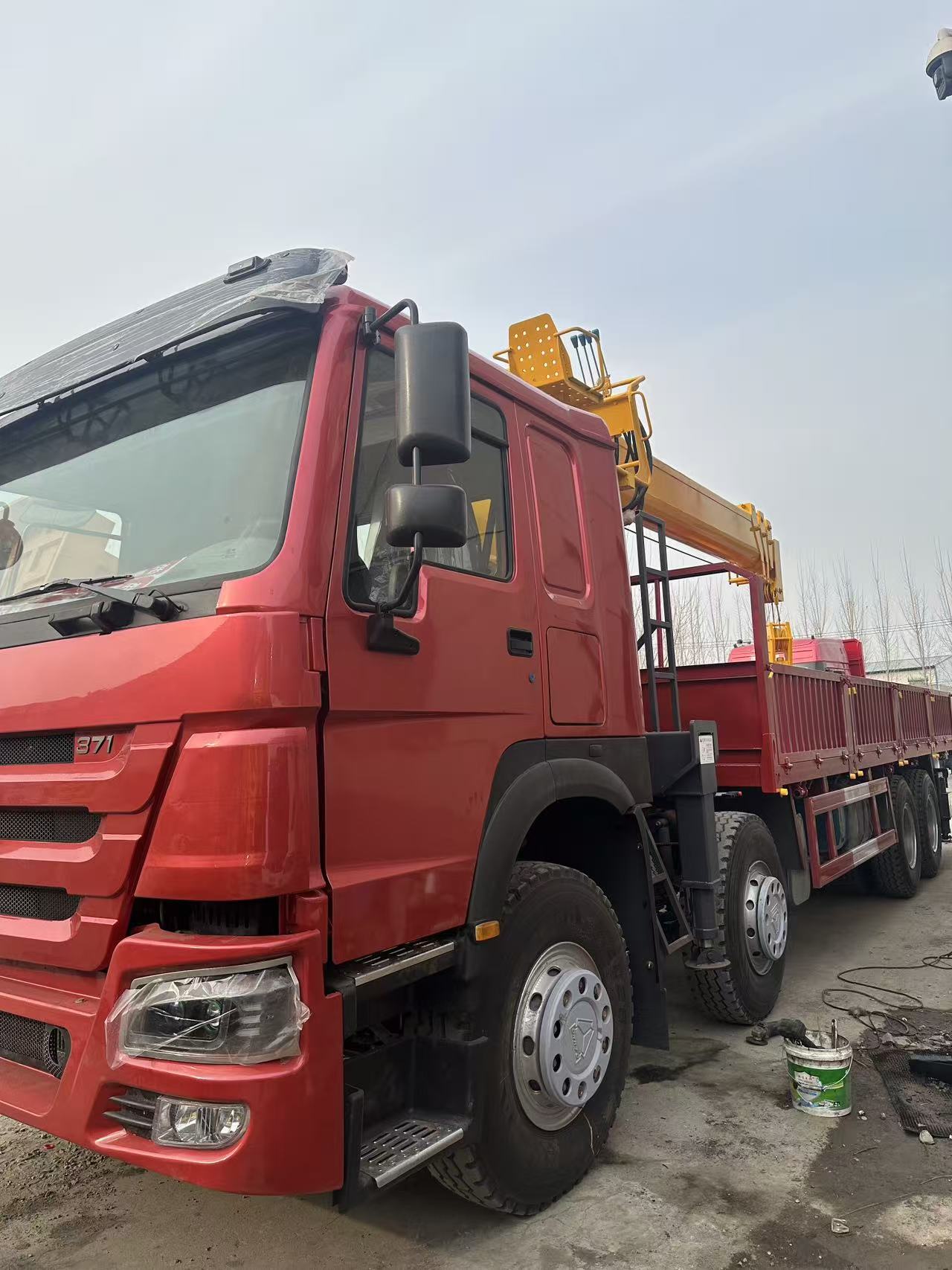 Used Refurbished Sinotruk HOWO 8x4 Lifting Truck 12Ton Hydraulic Crane For Construction