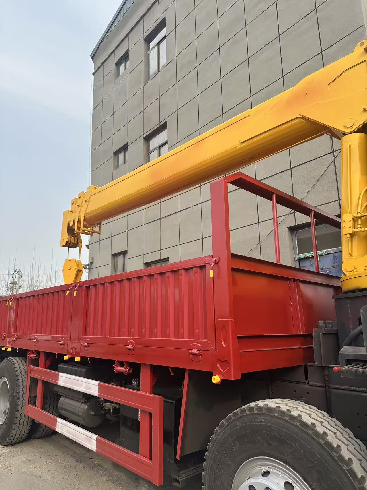 Used Refurbished Sinotruk HOWO 8x4 Lifting Truck 12Ton Hydraulic Crane For Construction