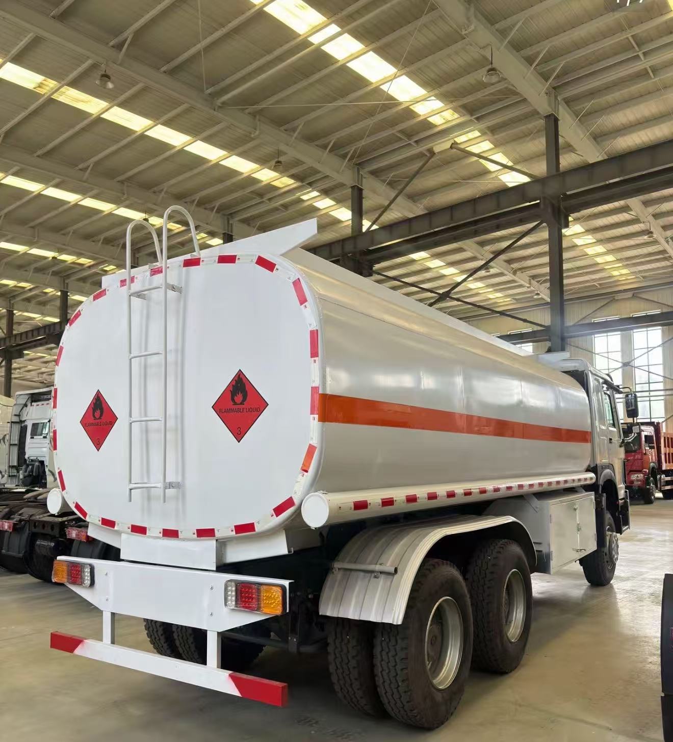 Refurbished HOWO 371HP 6×4 Fuel Tank Truck 25000L With Fuel Dispenser