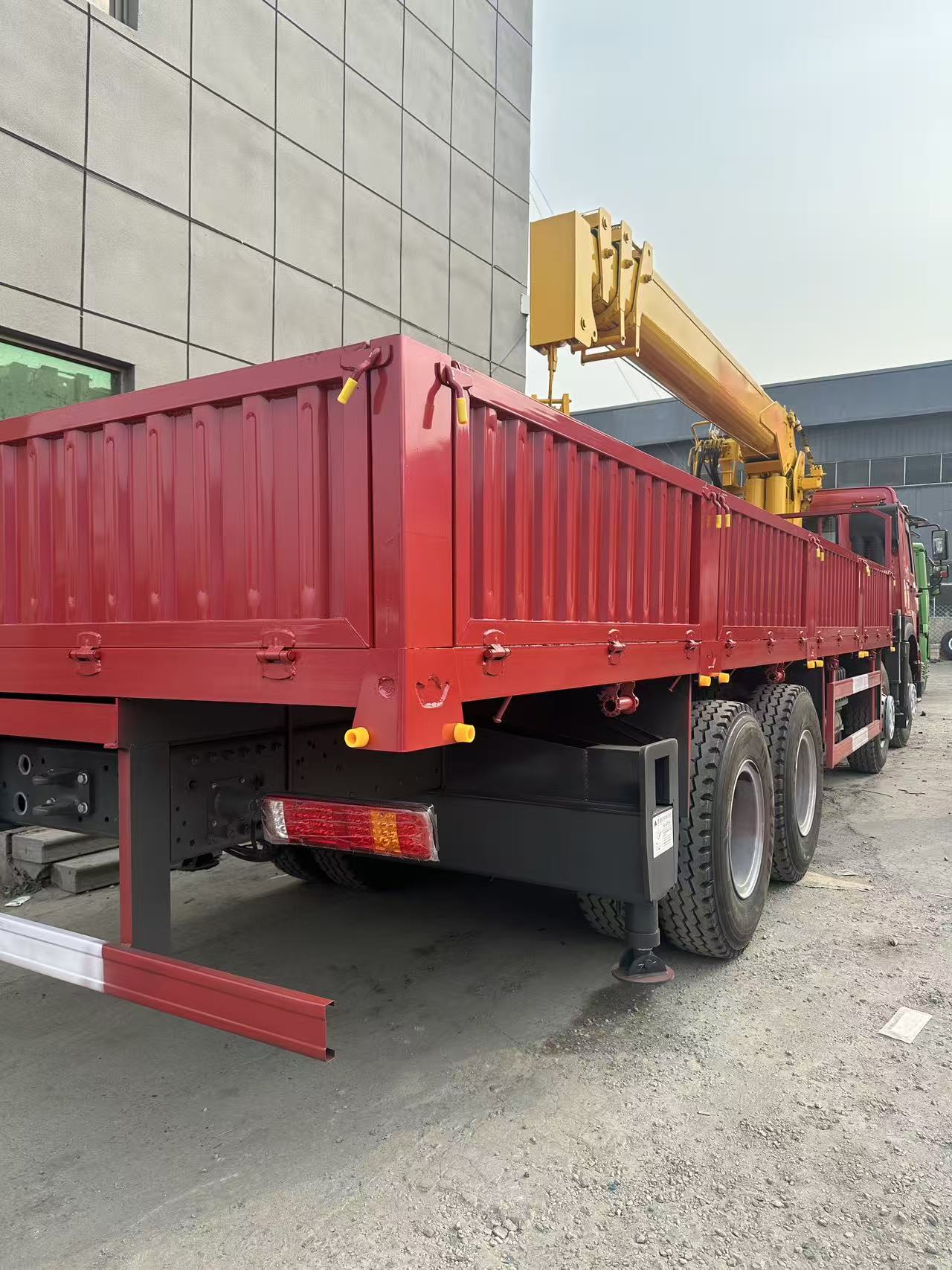 Used Refurbished Sinotruk HOWO 8x4 Lifting Truck 12Ton Hydraulic Crane For Construction
