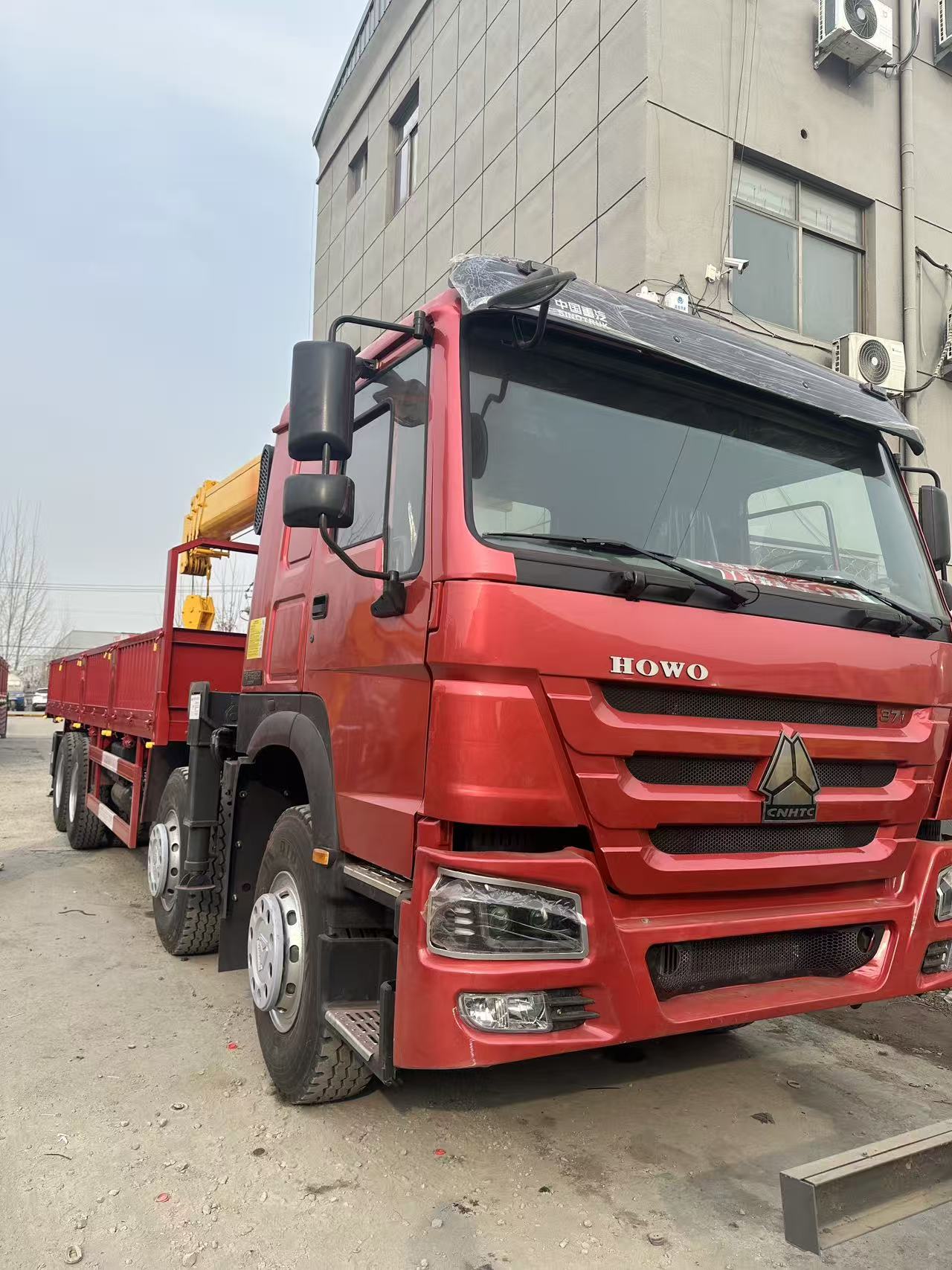 Used Refurbished Sinotruk HOWO 8x4 Lifting Truck 12Ton Hydraulic Crane For Construction