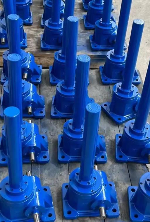 What are the application characteristics of screw elevators