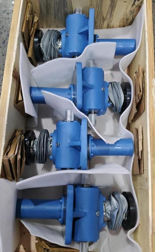 What are the application characteristics of screw elevators