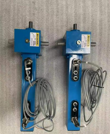 There are various structural forms of screw jacks