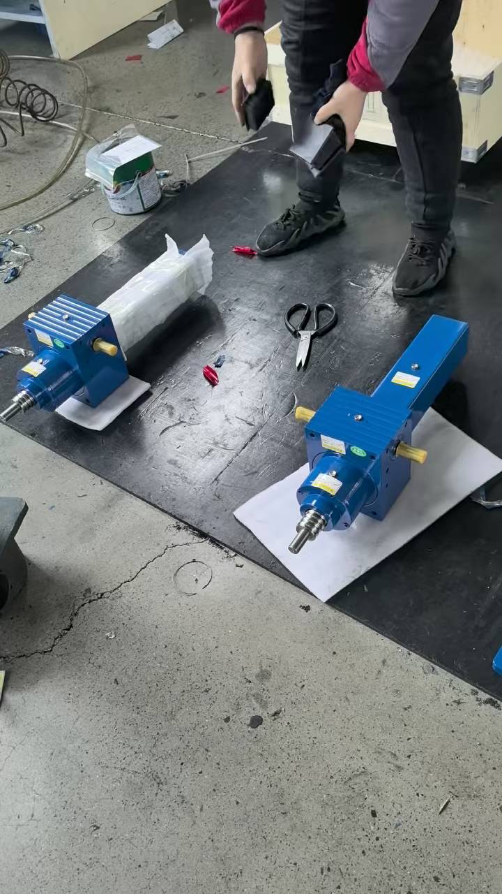 There are various structural forms of screw jacks