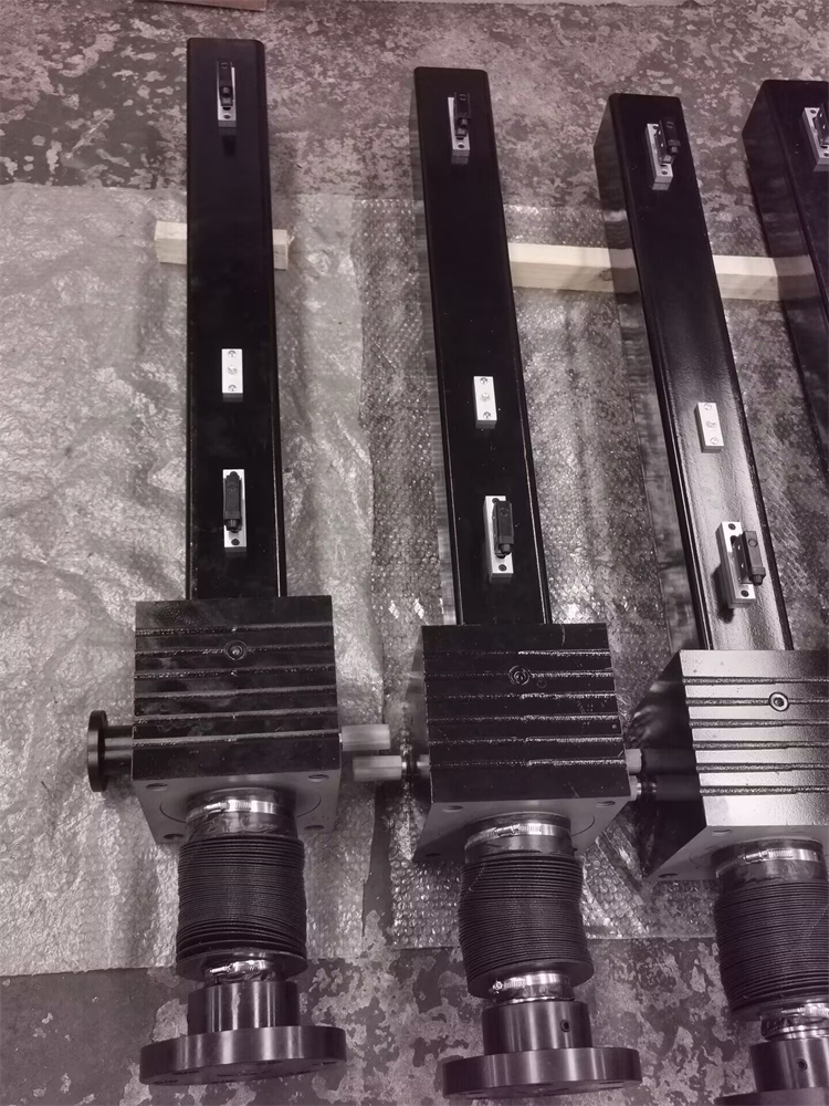 What are the application characteristics of screw elevators