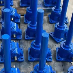 What are the application characteristics of screw elevators