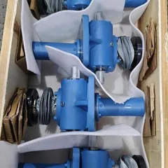 What are the application characteristics of screw elevators