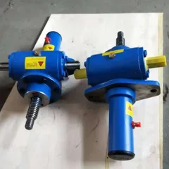 What are the application characteristics of screw elevators