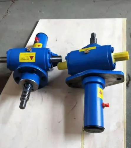 What are the application characteristics of screw elevators