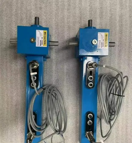 There are various structural forms of screw jacks