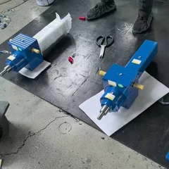 There are various structural forms of screw jacks