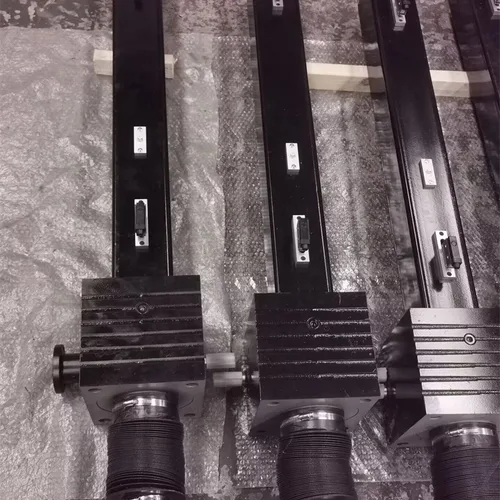 What are the application characteristics of screw elevators