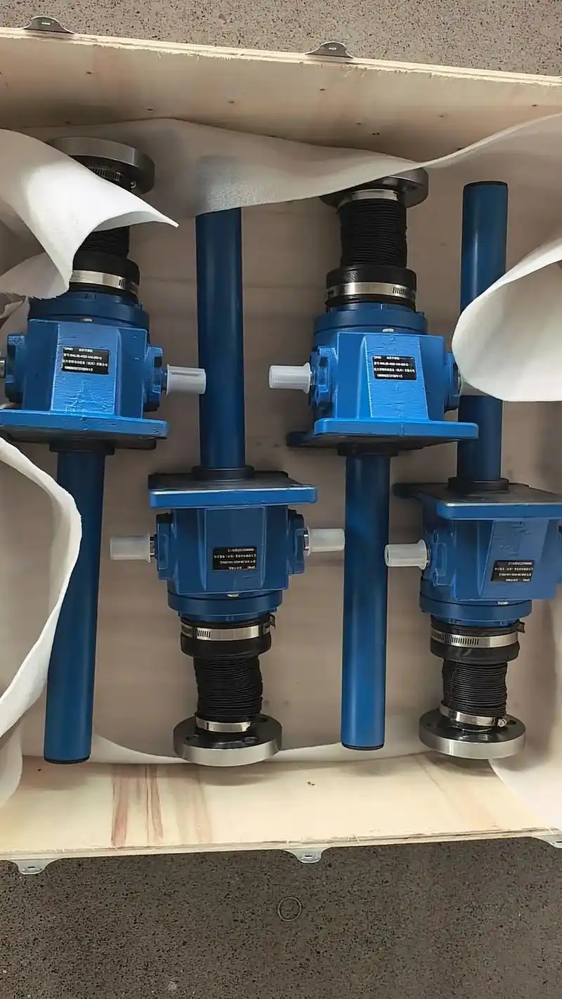 There are various structural forms of screw jacks