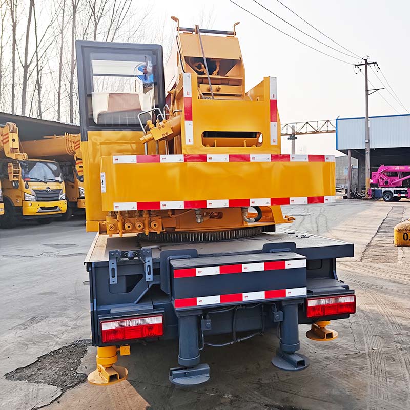 5 Ton Truck Crane Compact Hydraulic Telescopic Boom Mobile Crane for Narrow Space & Urban Construction