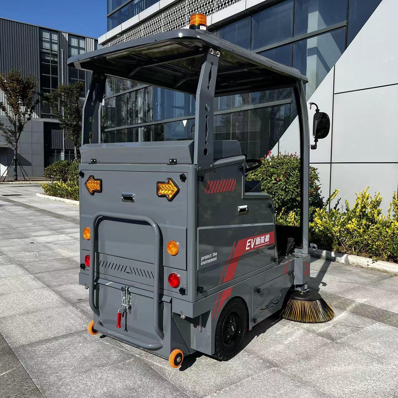 五刷电动商用市政道路清扫车，配备抑尘功能及高清倒车摄像头