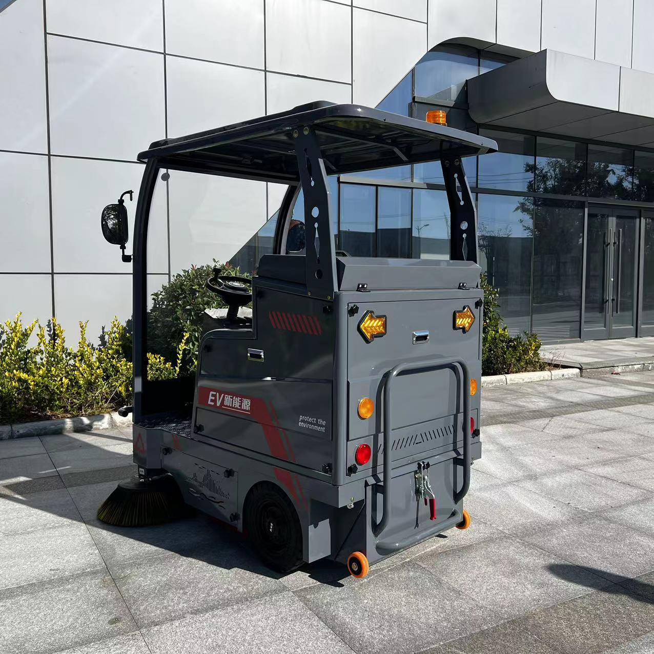 五刷电动商用市政道路清扫车，配备抑尘功能及高清倒车摄像头