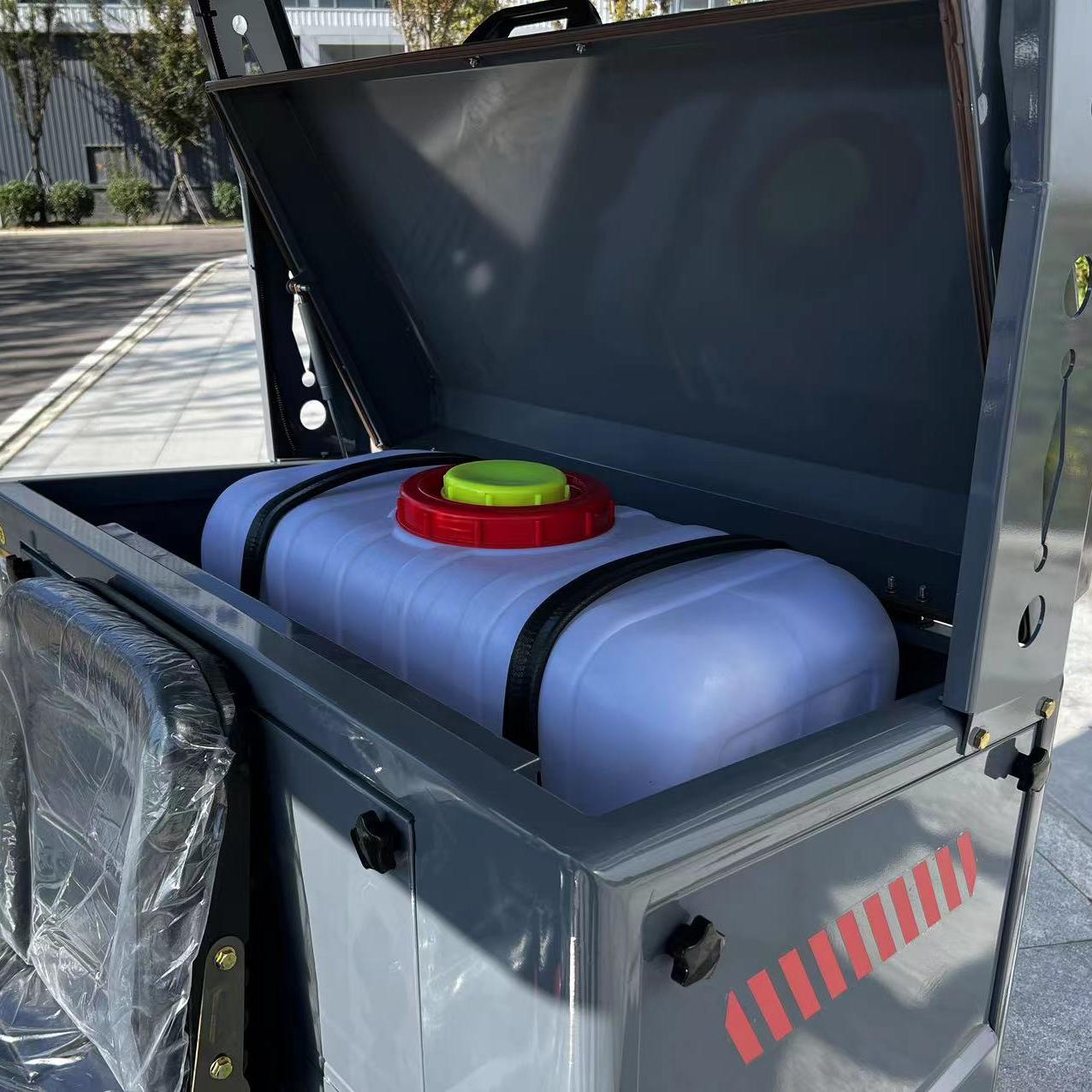 五刷电动商用市政道路清扫车，配备抑尘功能及高清倒车摄像头