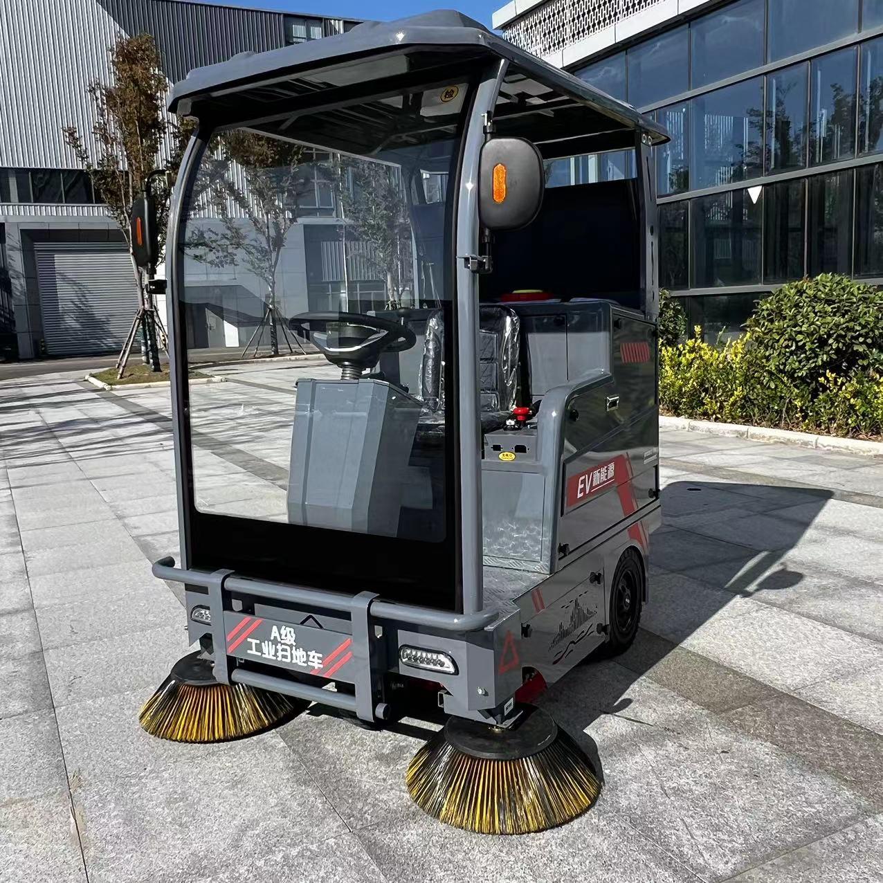 五刷电动商用市政道路清扫车，配备抑尘功能及高清倒车摄像头