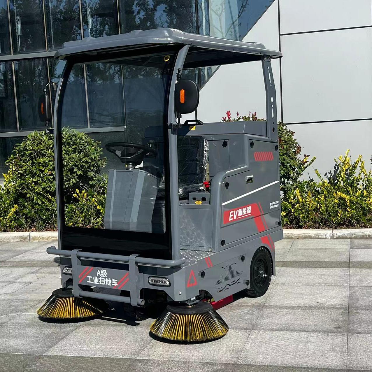 Five‑Brush Ride‑on Electric Sanitation Sweeper with Dust Suppression System and Reversing Auxiliary Function