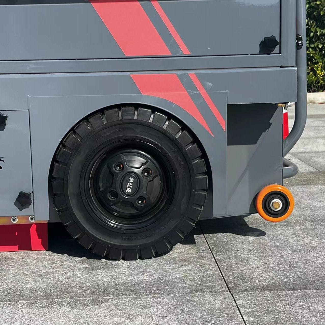 五刷电动商用市政道路清扫车，配备抑尘功能及高清倒车摄像头