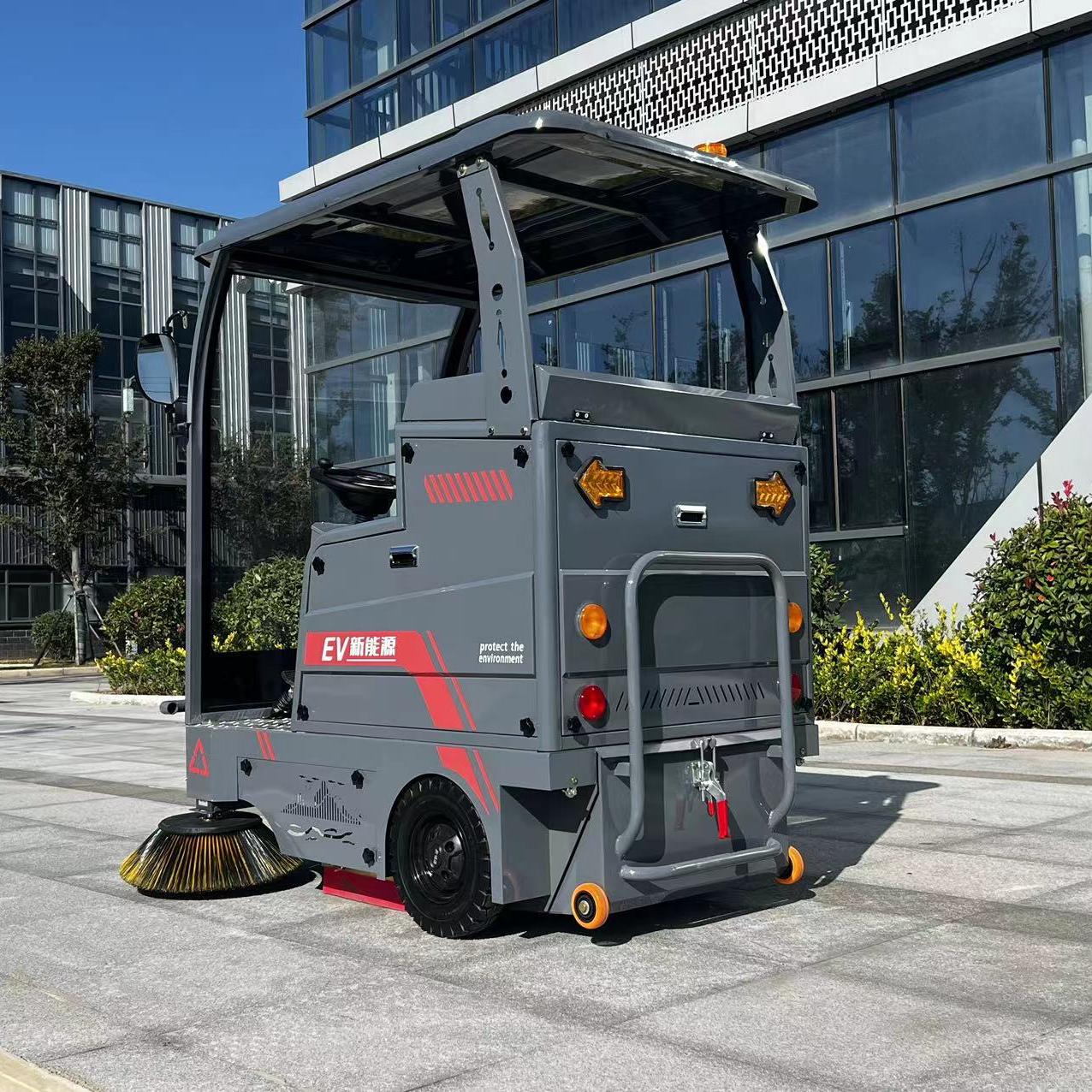 五刷电动商用市政道路清扫车，配备抑尘功能及高清倒车摄像头