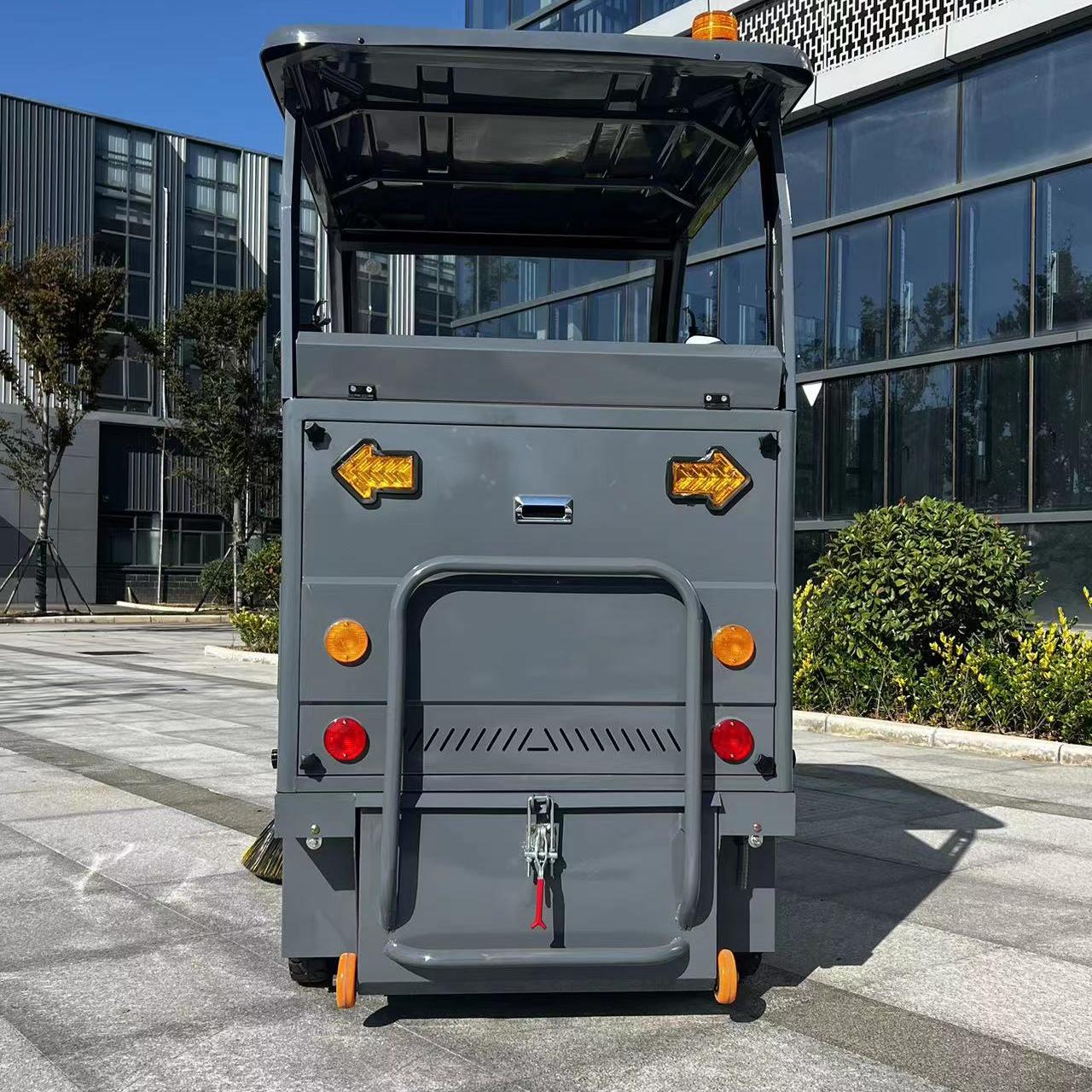 五刷电动商用市政道路清扫车，配备抑尘功能及高清倒车摄像头