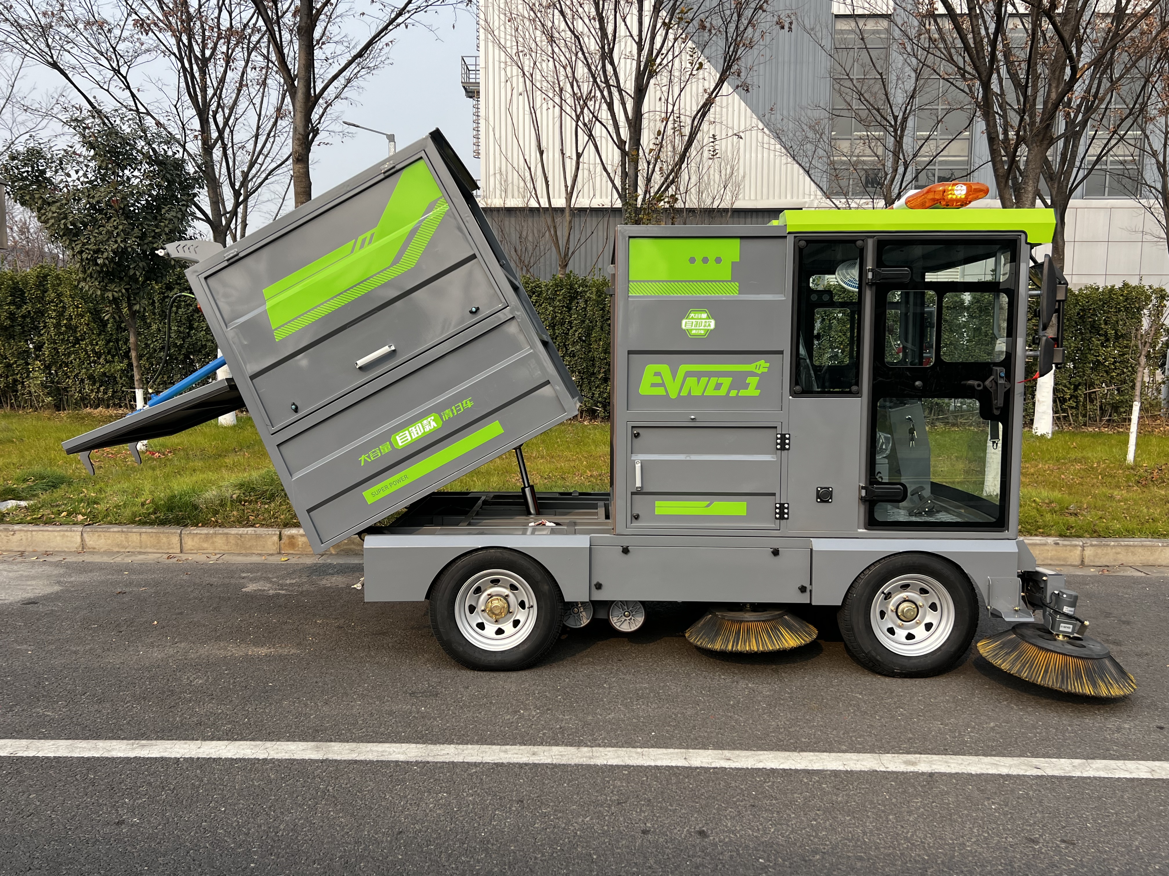 Four‑Wheel Self‑Dumping Pure Suction Enclosed Sweeper with Optional Snow‑Removal Attachments