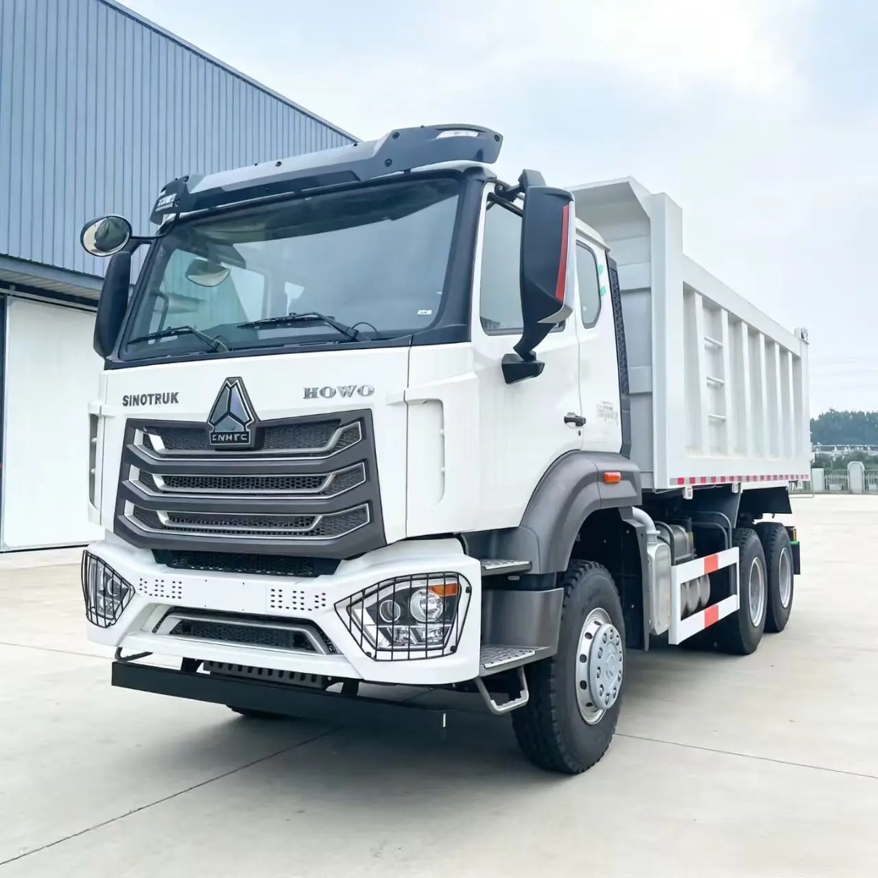 8x4 dump truck, 371 horsepower, Euro II emission standard, large-pump diesel engine