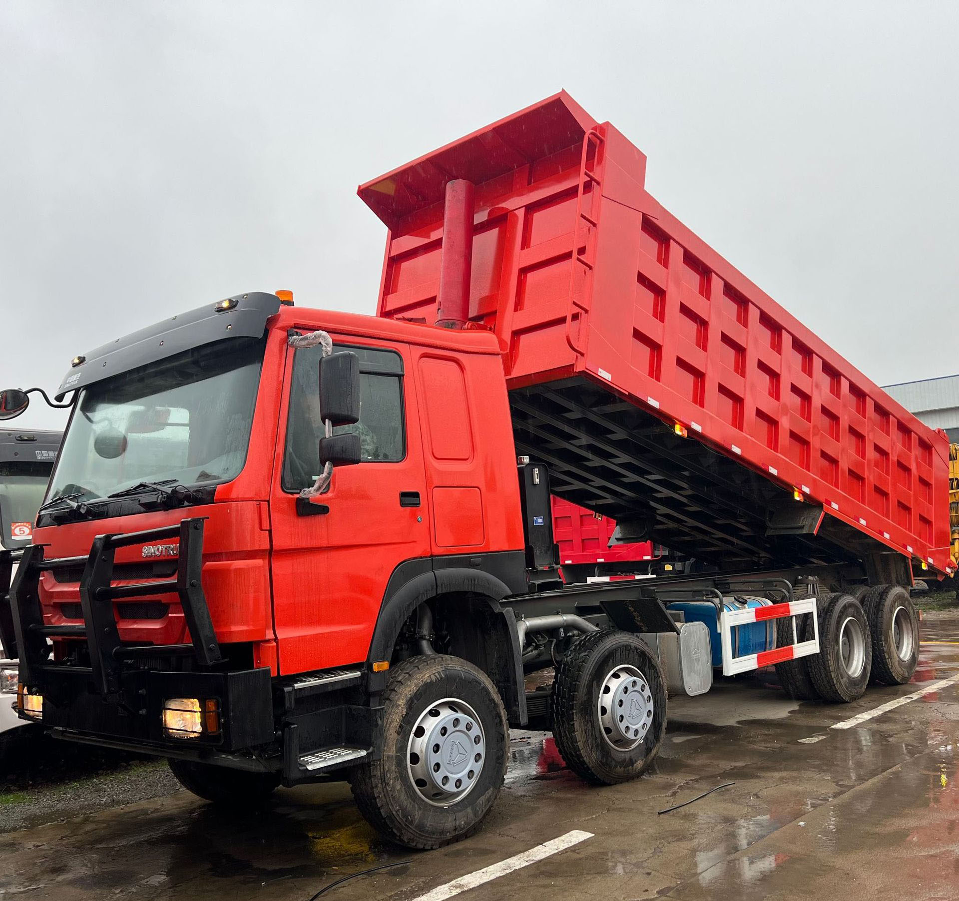 HOWO 8×4 dump truck, 371 HP, Euro II emission, Weichai mechanical pump. The engine meets export standards.