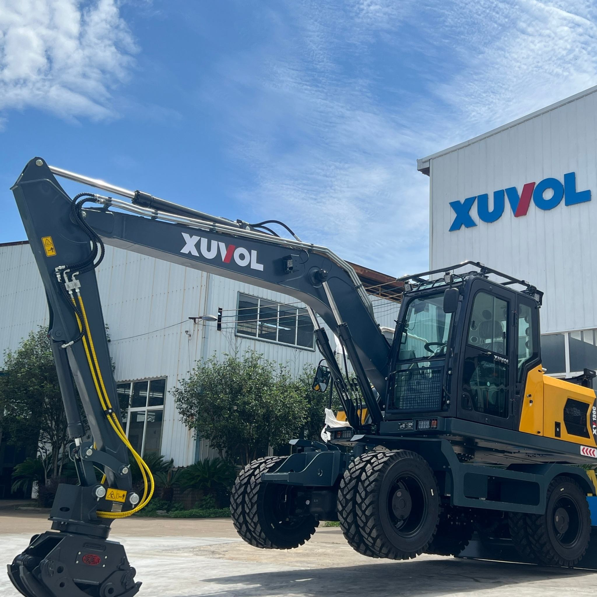 Excavadora de ruedas forestal de servicio pesado XUVOL XV130, máquina eficiente para la recogida de materiales en granjas y bosques