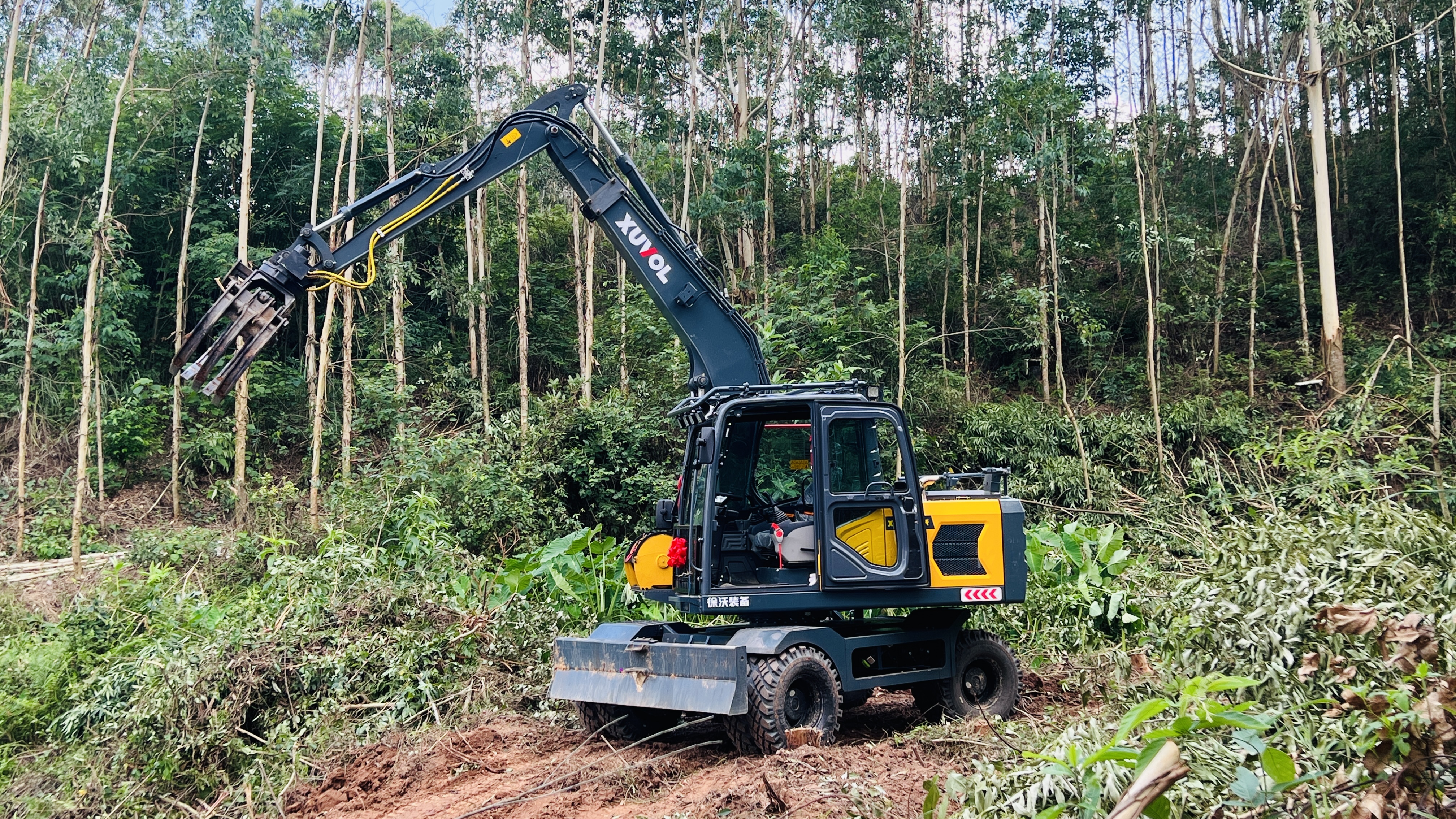 Excavadora de ruedas XUVOL XV105 de alta maniobrabilidad para mantenimiento forestal y de carreteras