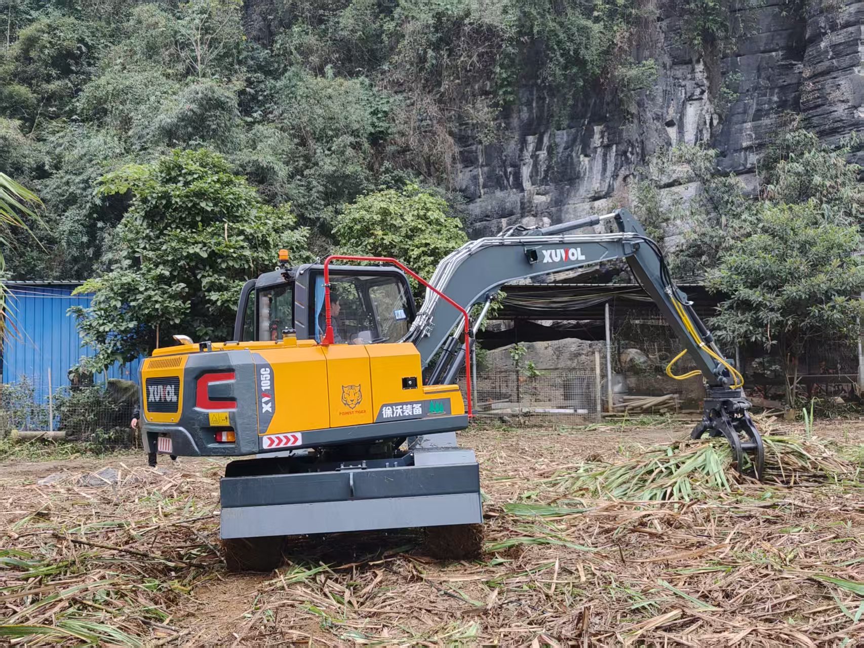 XV105M Excavadora de ruedas XUVOL con bloqueo del diferencial del eje trasero, línea hidráulica para pinza forestal para operaciones forestales