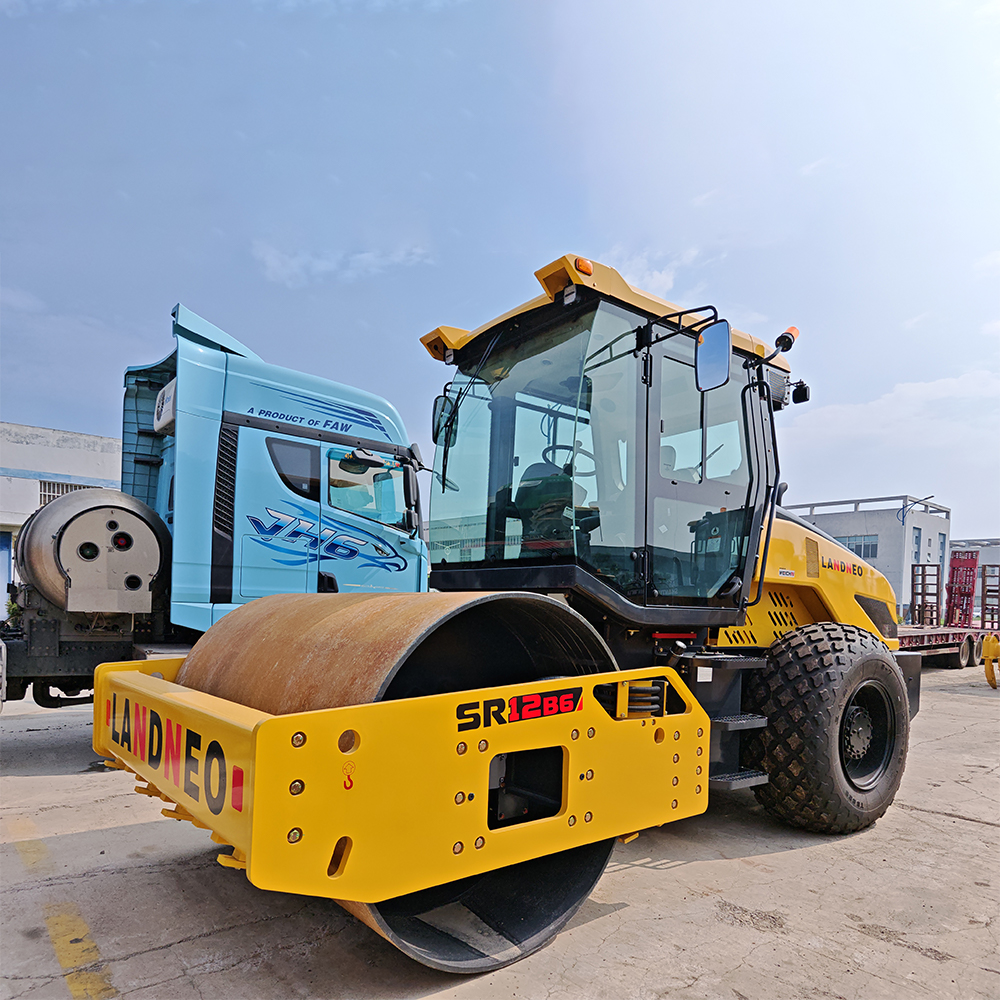Rodillo SR12-B6 con tracción hidrostática en todas las ruedas | Bomba de pistones variable precisa | LANDNEO 12T Compactador vibratorio